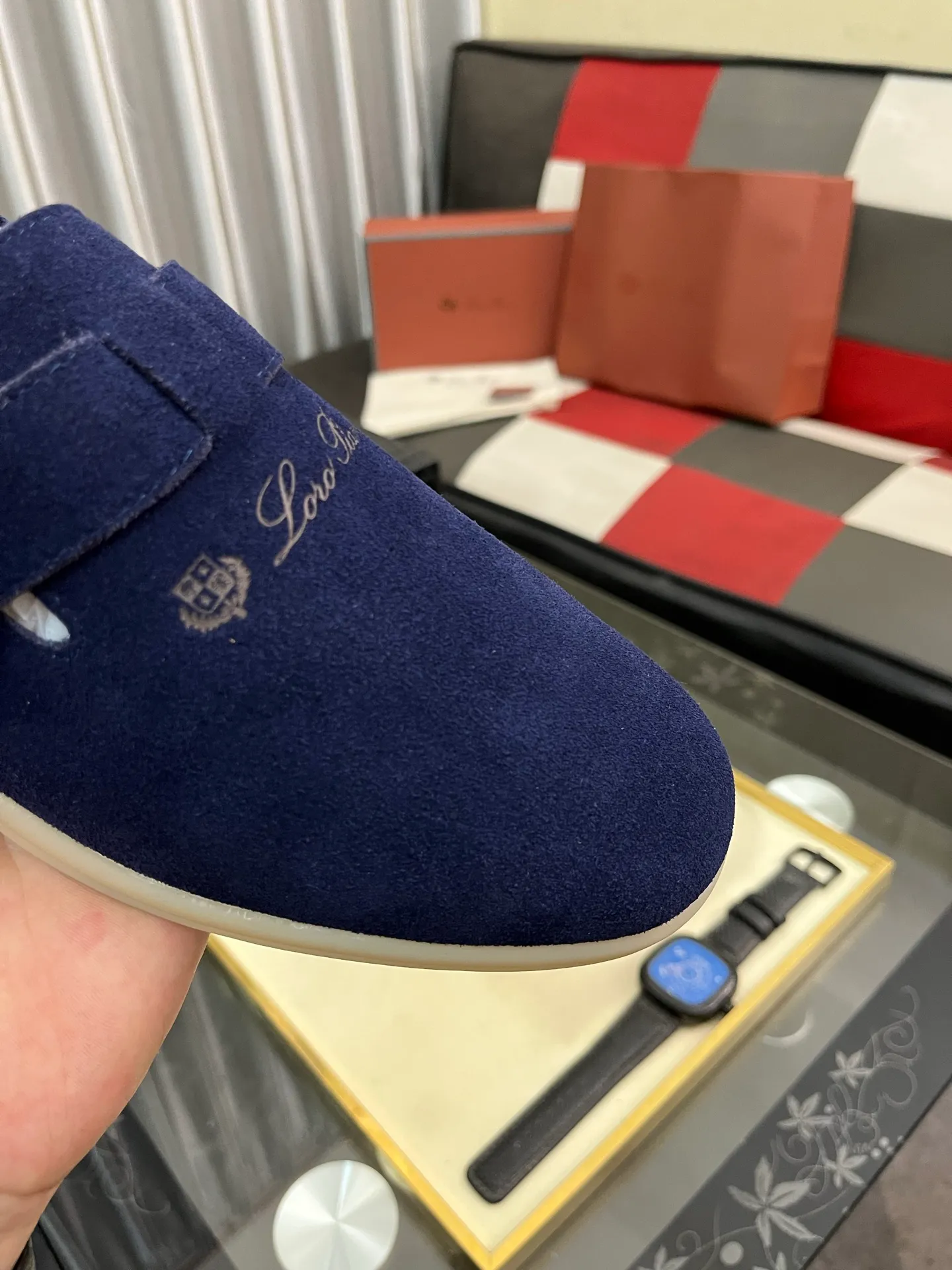 Men's men's shoes 💰458⌚️⌚️ Loro Piana's classic hot model lp top version of Pili casual shoes. It turns out that these are the casual shoes that are said to be able to walk 20,000 steps without getting tired. This pair has both good looks and feel. You will be completely lost as soon as you put it on. The minimalist design is eye-catching and durable, and it is a bonus for dressing. The soft feeling on the feet has outstanding texture, and it is very nice without abrasion on the feet. The soft and waxy soles make it easy to wear for daily use for a long time. Who can resist a pair of versatile and good-looking loafers? Don't be too elegant at all, the feel and texture of the feet are good, the key is to make the legs look longer and not tire the feet, the main thing is that it is just right!        Material: Original cowhide Lining: Original sheepskin Outsole: Original sole Size: 38-44
